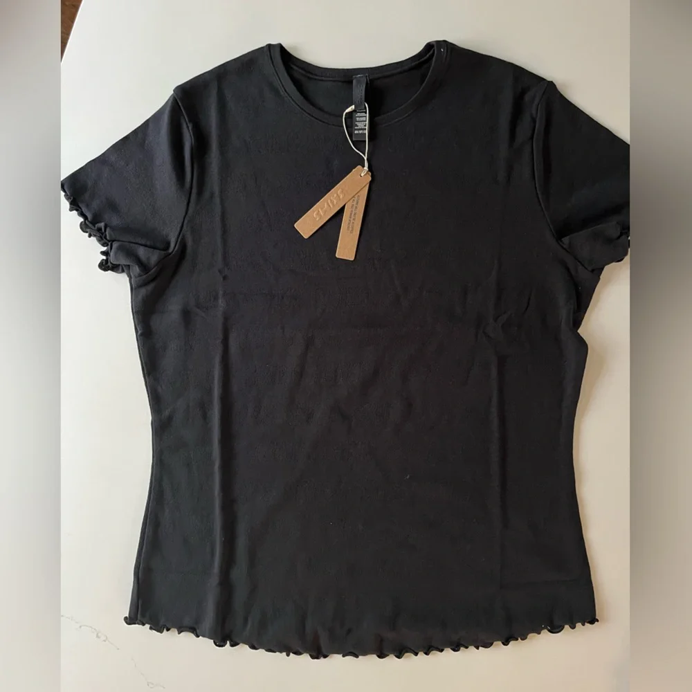 SKIMS T-Shirt 4 Pack - Picture 2 of 9